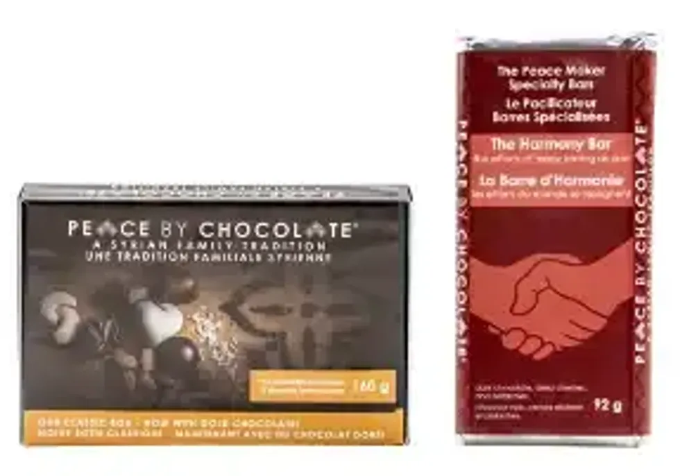 (1) Classic Box \u2014 15 chocolats fourr\u00e9s assortis (160 g) et (2) The Peace Maker Specialty Bars \u2014 The Harmony Bar (92 g).