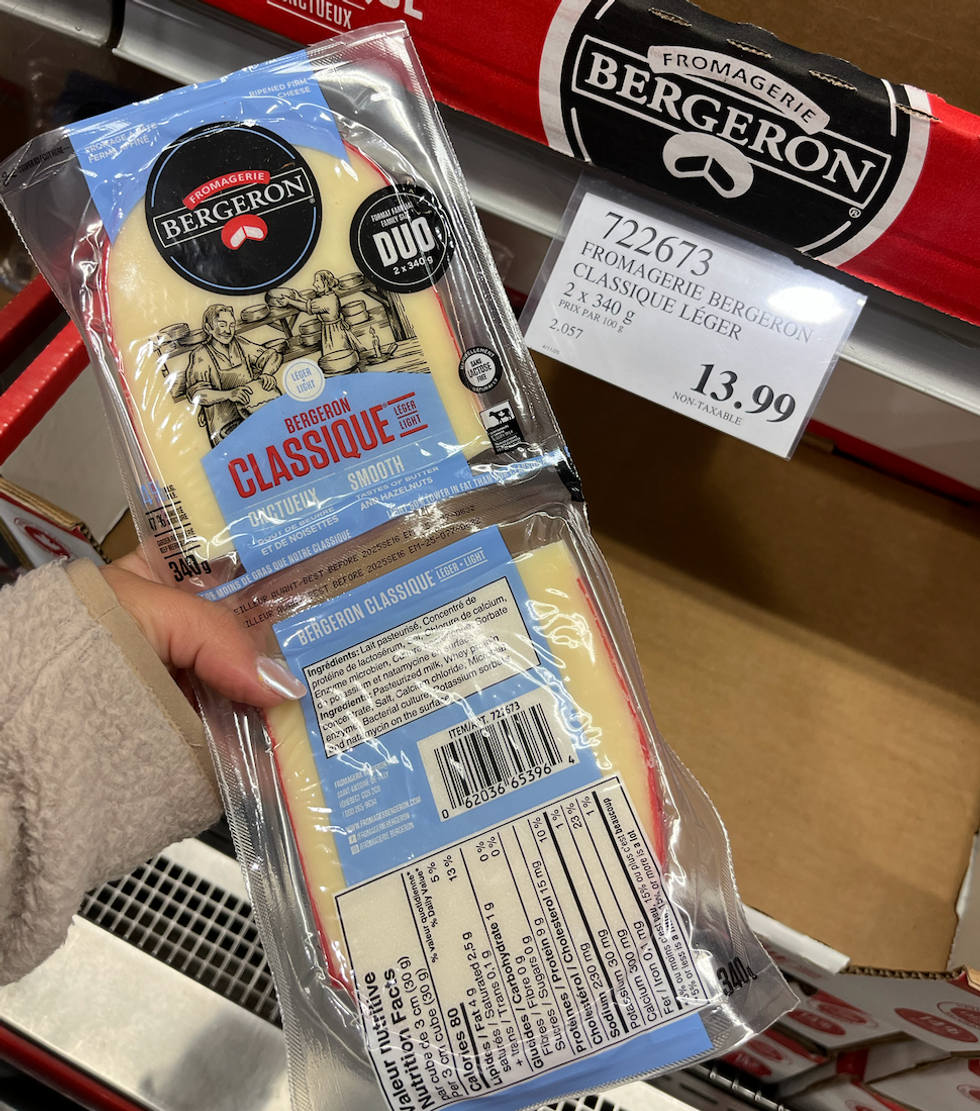2 fromages Bergeron Classique L\u00e9ger dans une main au Costco.