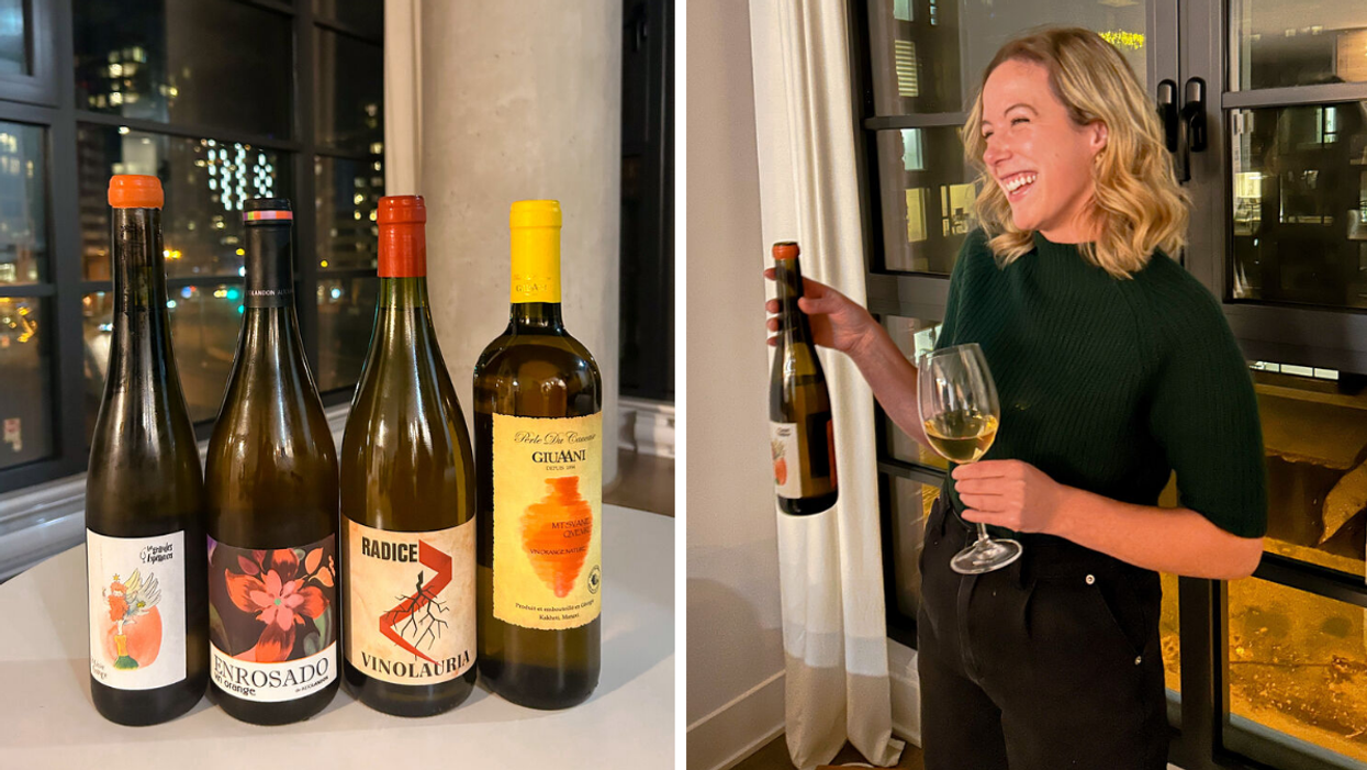 4 bouteilles de vin orange. Droite : Françoise avec une bouteille.