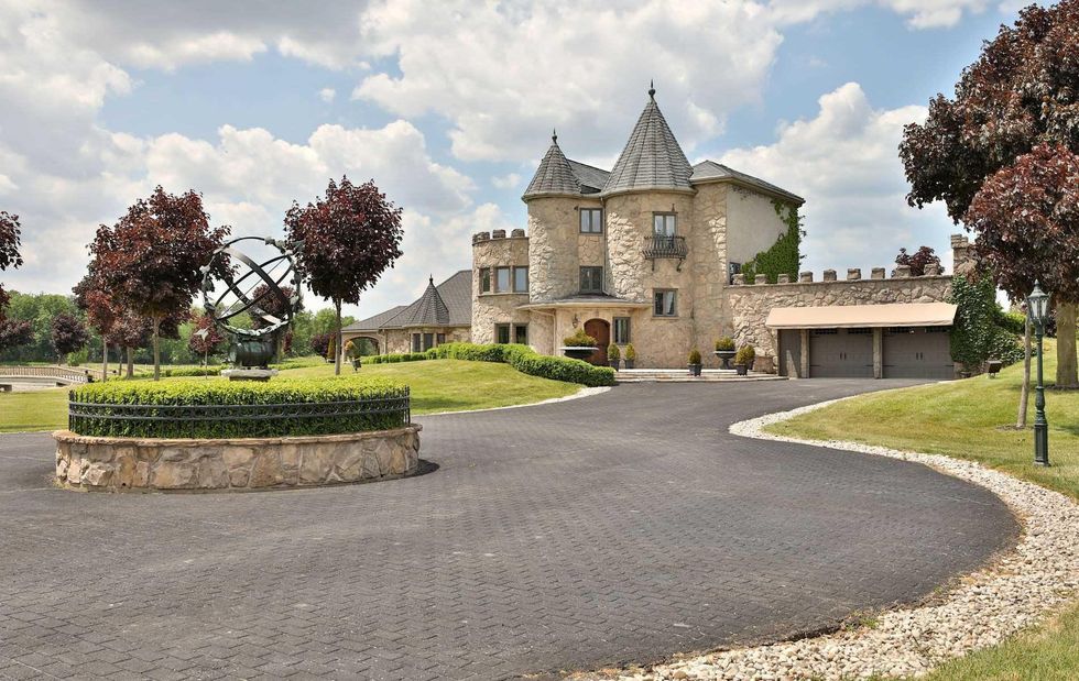 6 Ontario Castles For Sale That Look Straight Out Of A Disney Movie (PHOTOS)