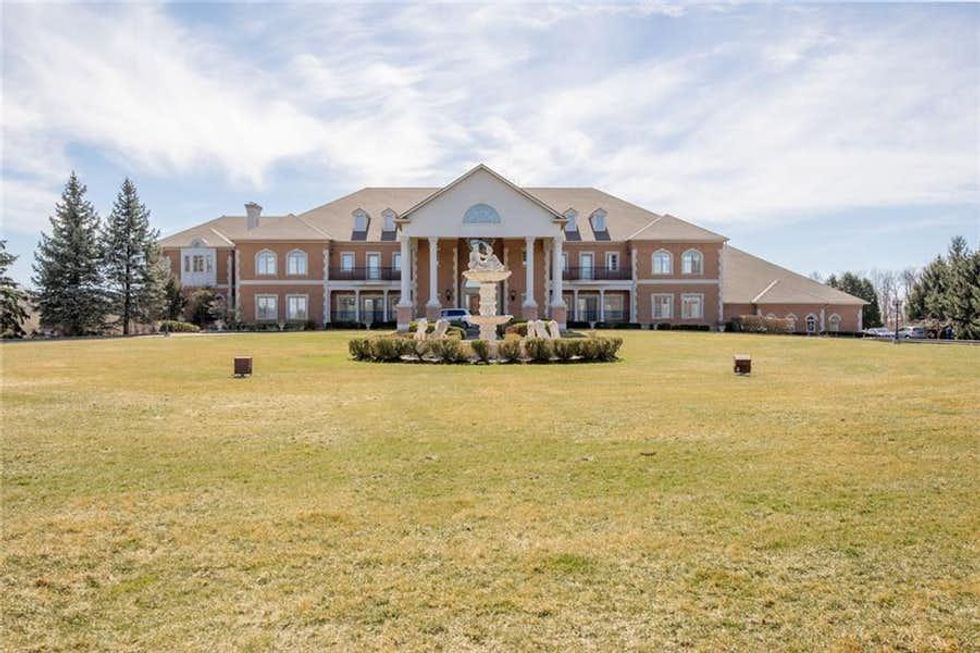 6 Ontario Castles For Sale That Look Straight Out Of A Disney Movie (PHOTOS)