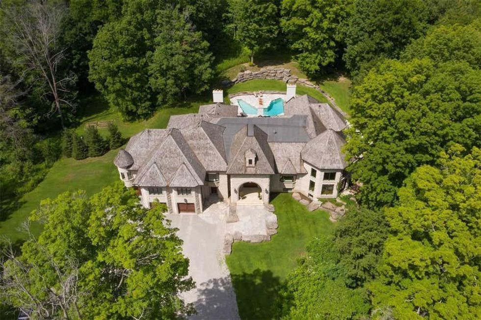 6 Ontario Castles For Sale That Look Straight Out Of A Disney Movie (PHOTOS)