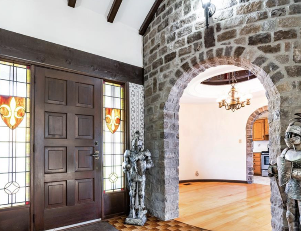 6 Ontario Castles For Sale That Look Straight Out Of A Disney Movie (PHOTOS)