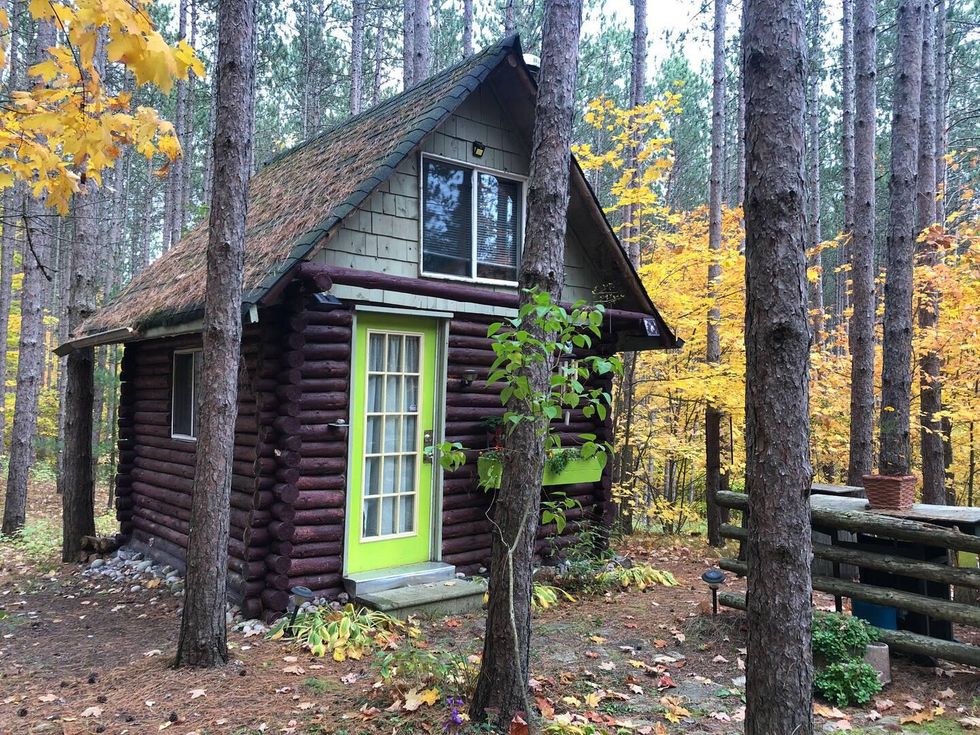 8 Gorgeous Ontario Airbnbs To Stay At This Fall That Are As Colourful As They Are Cheap