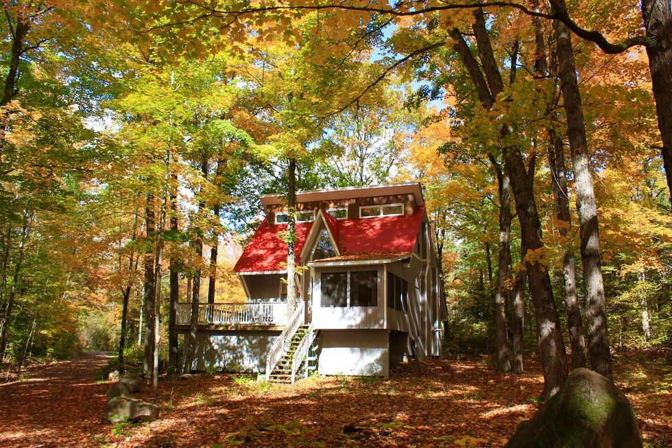 8 Gorgeous Ontario Airbnbs To Stay At This Fall That Are As Colourful As They Are Cheap