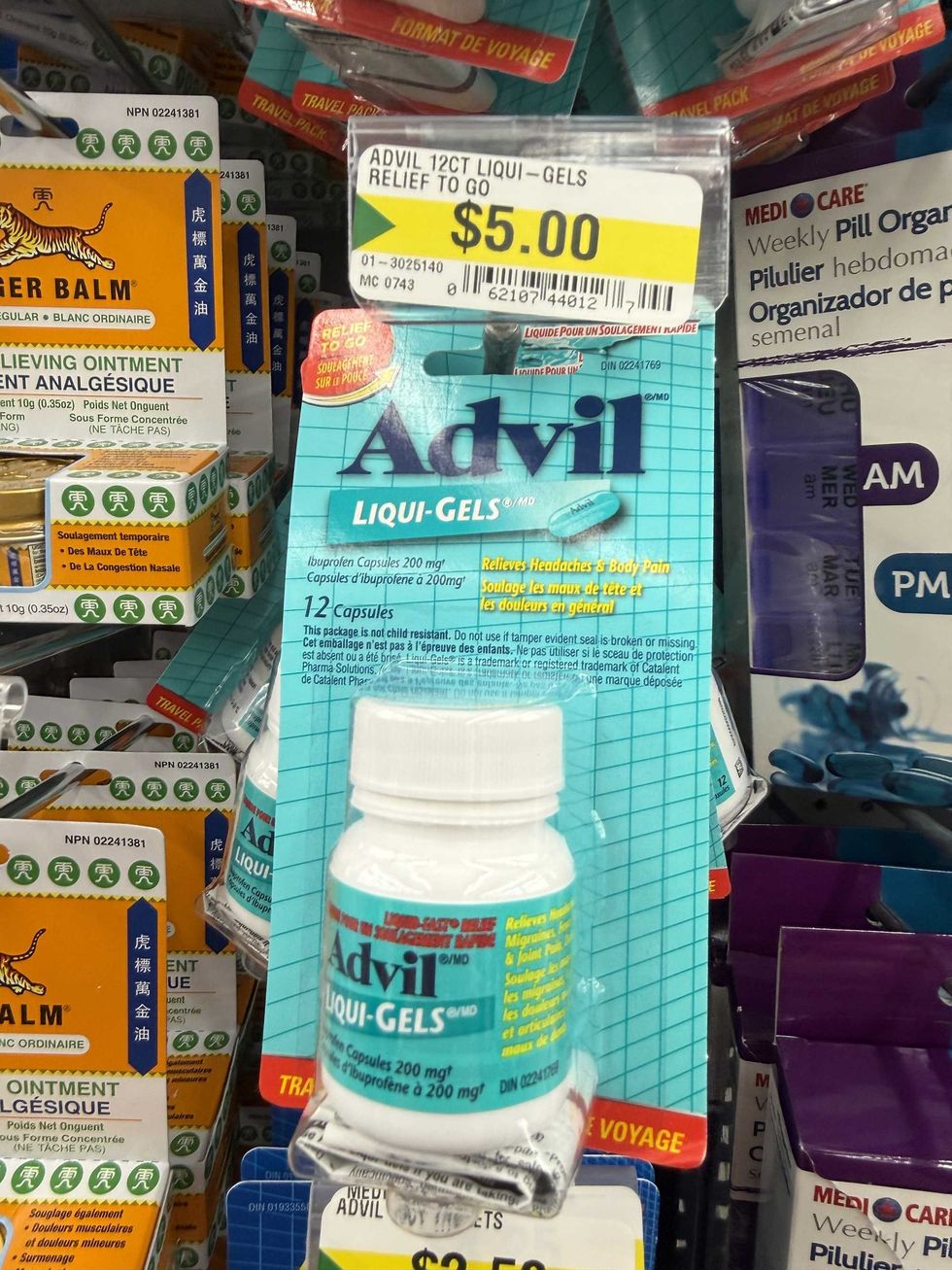 A blue and white bottle that says Advil Liqui-gels.