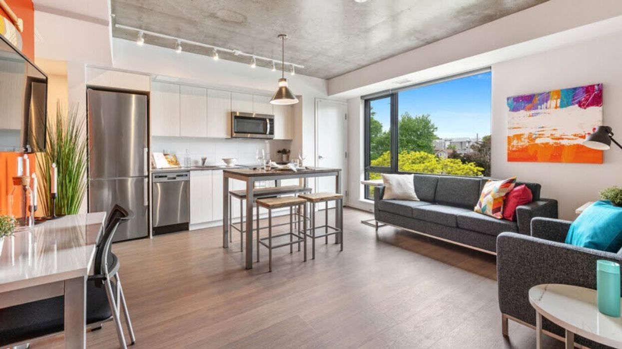 A living room and kitchen at Envie.