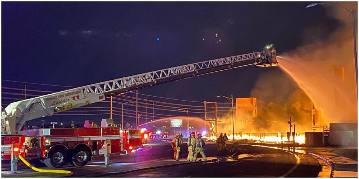 More Than 150 Firefighters Battled A Massive Fire In Phoenix Last Night ...