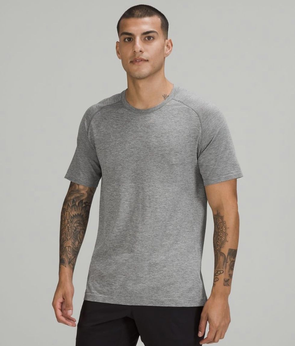 A model wearing the Metal Vent Tech Short-Sleeve Shirt 2.0 in the colour Slate/White.