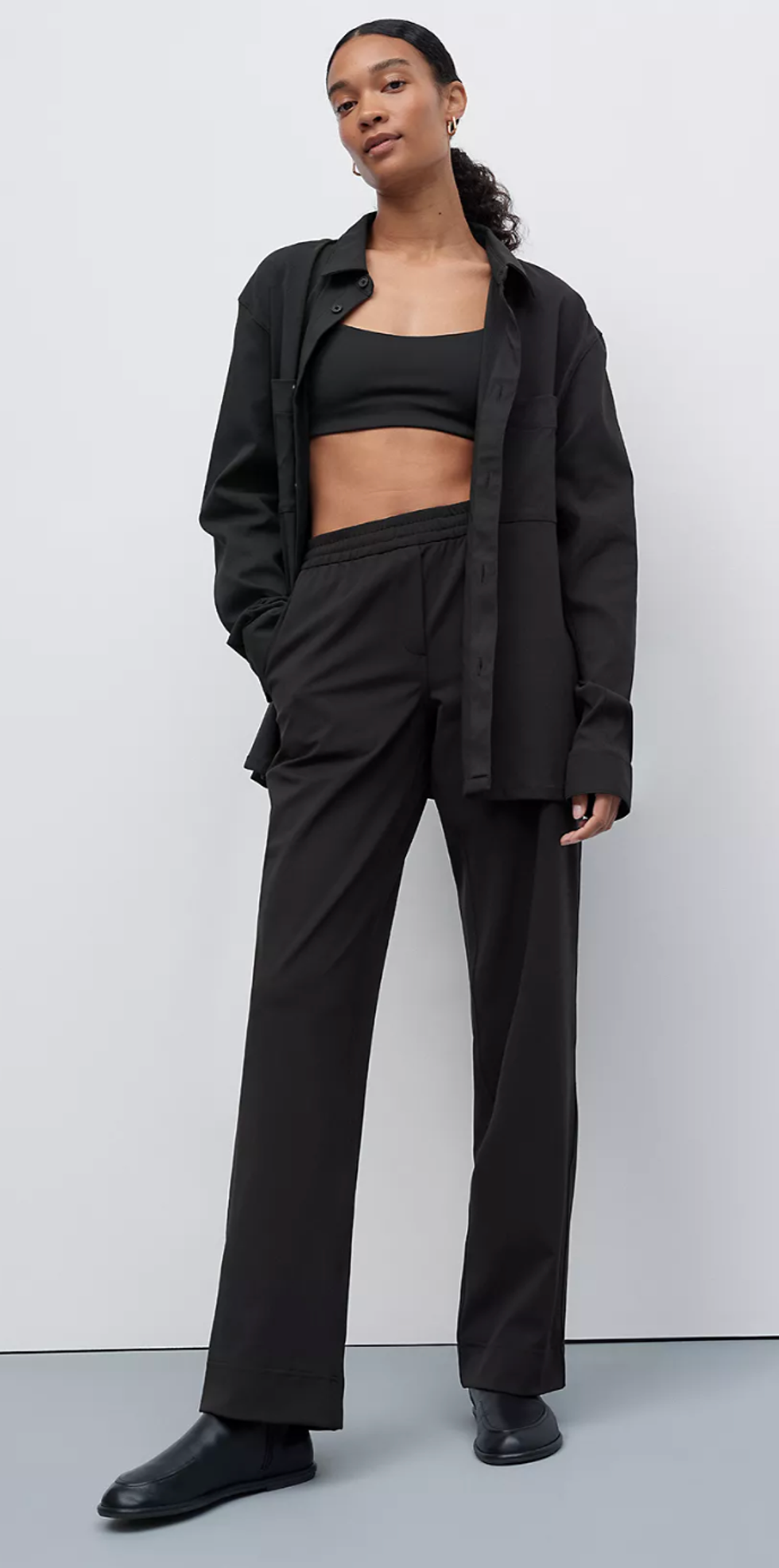 A model wearing the Straight-Leg Mid-Rise Pant Luxtreme Regular in the colour black.