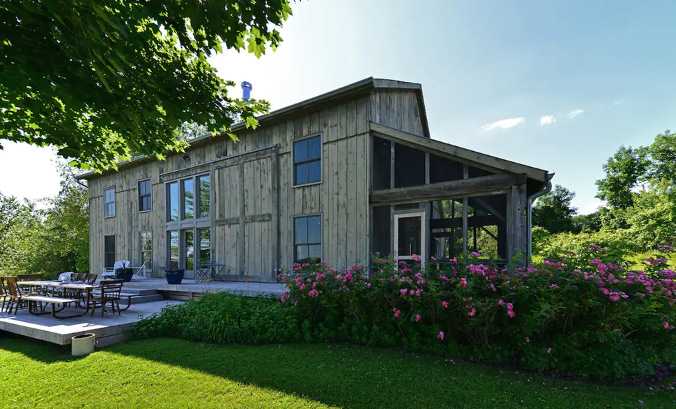 A Modern Converted Barn With Privacy And Amenities.