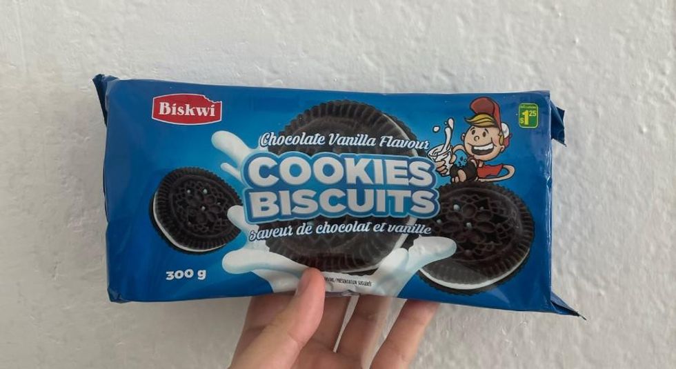 A package of the chocolate vanilla cookies.