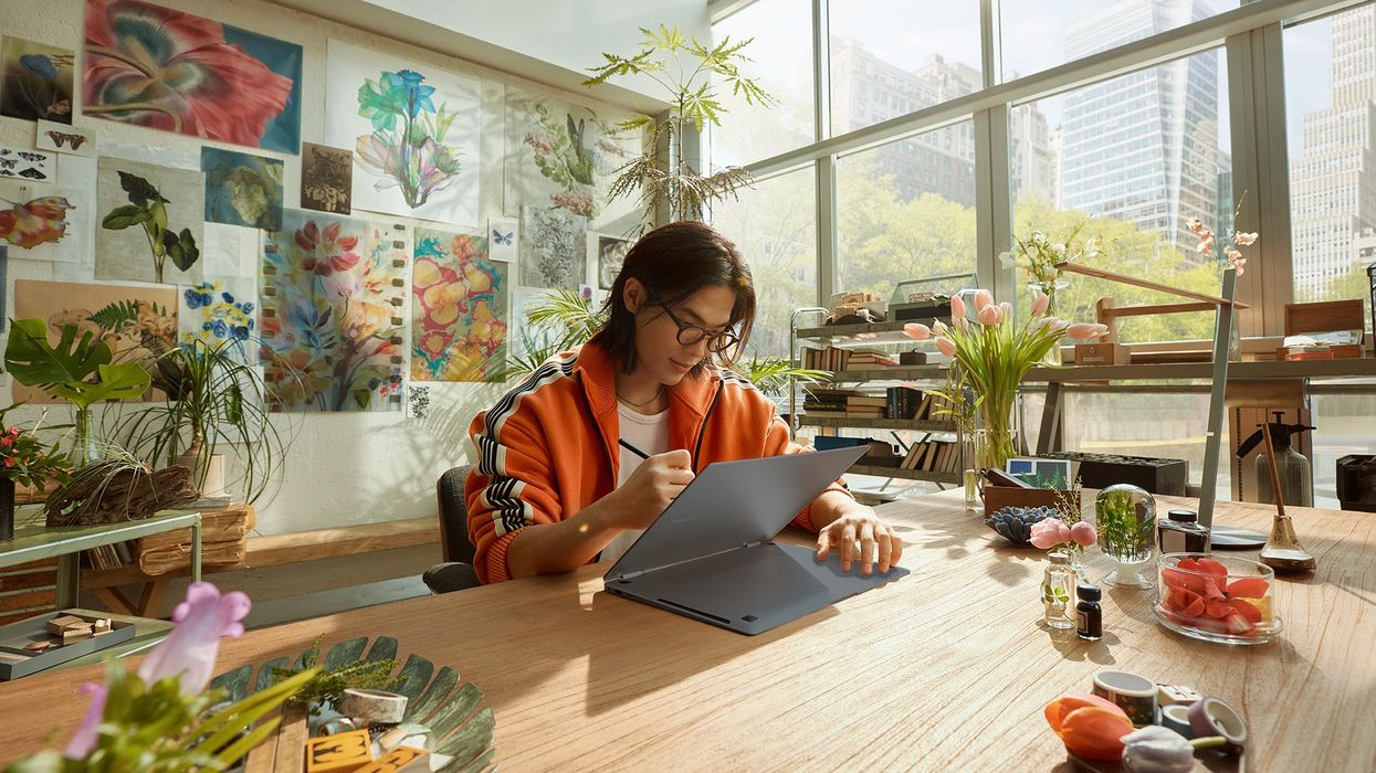 A person using the Galaxy Book4 Pro 360 in a sunny room.