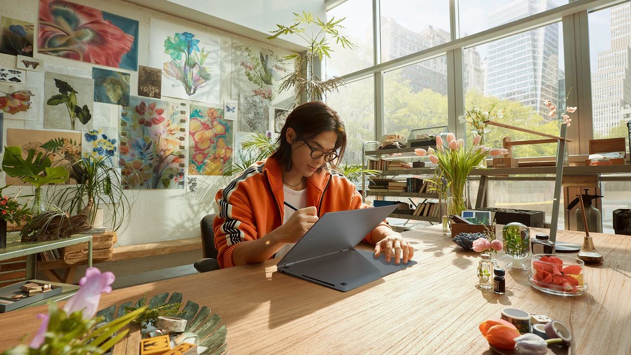 A person using the Galaxy Book4 Pro 360 in a sunny room.