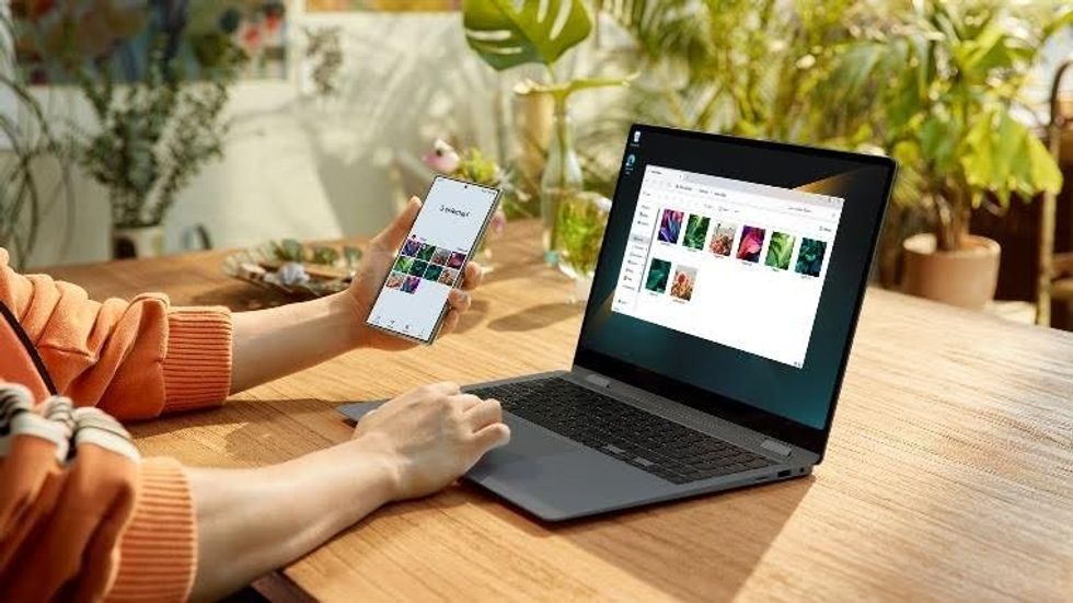 A person using the Galaxy Book4 Pro 360 to share files to their phone.