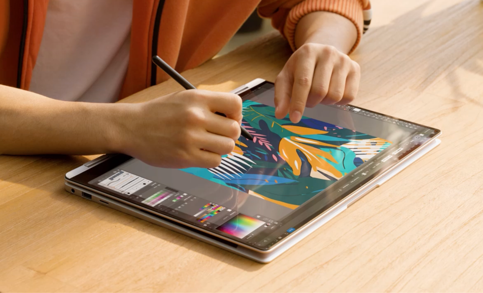 A person using the S Pen to draw on a Galaxy Book4 Pro 360.