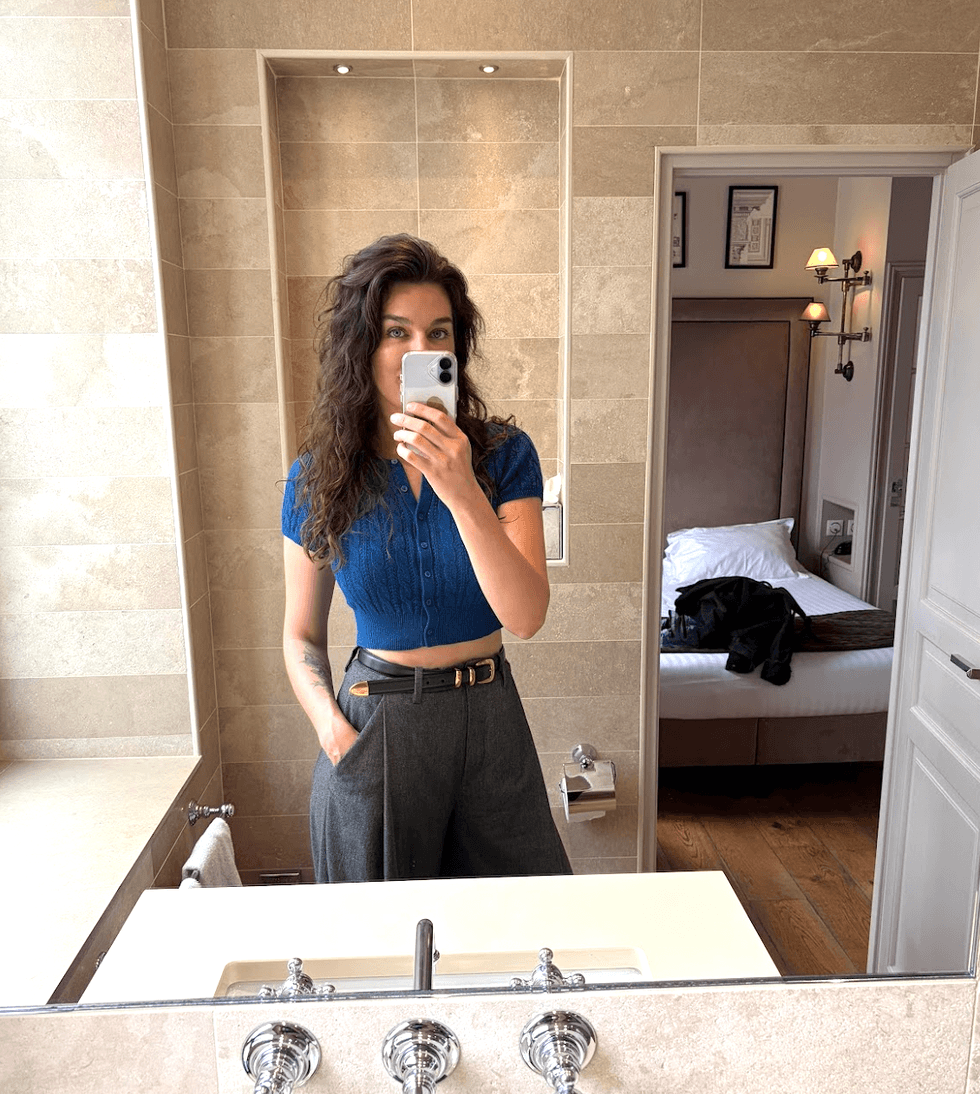 A person wearing clothing from aritzia in a mirror.