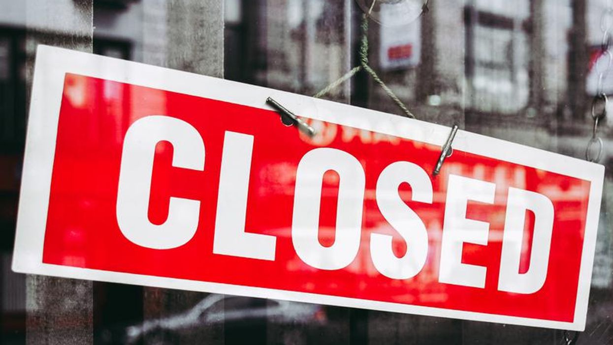 A picture of a restaurant closed sign.
