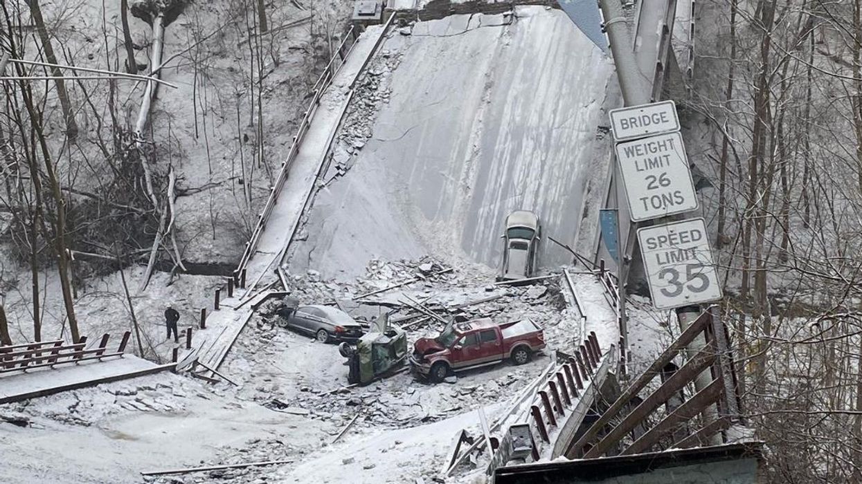 A Pittsburgh Bridge Collapse Left A Bus Dangling & It Took A Human Chain To Save Everyone
