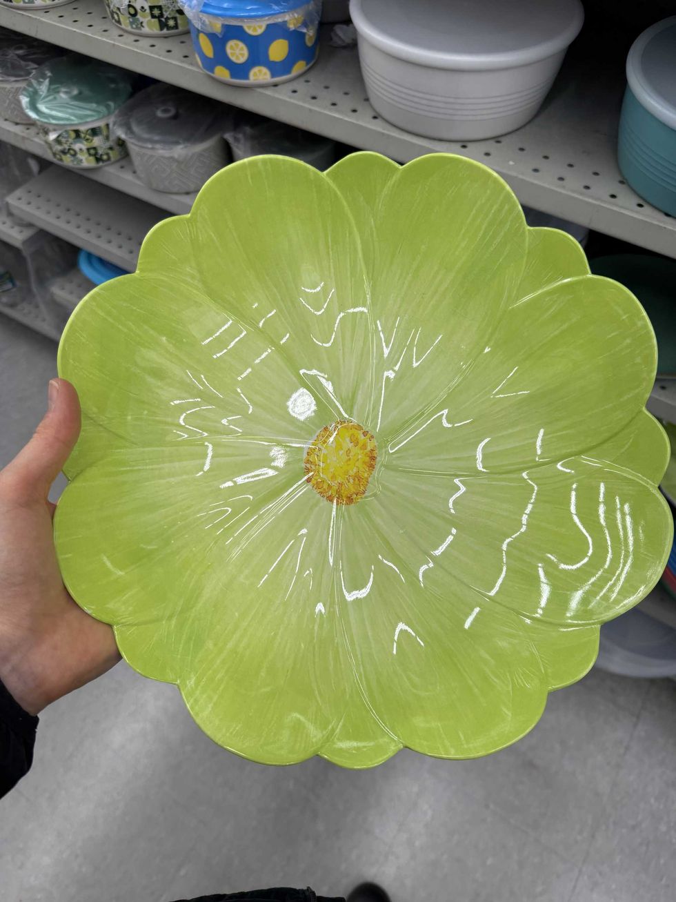 A plate in the shape of a green flower.
