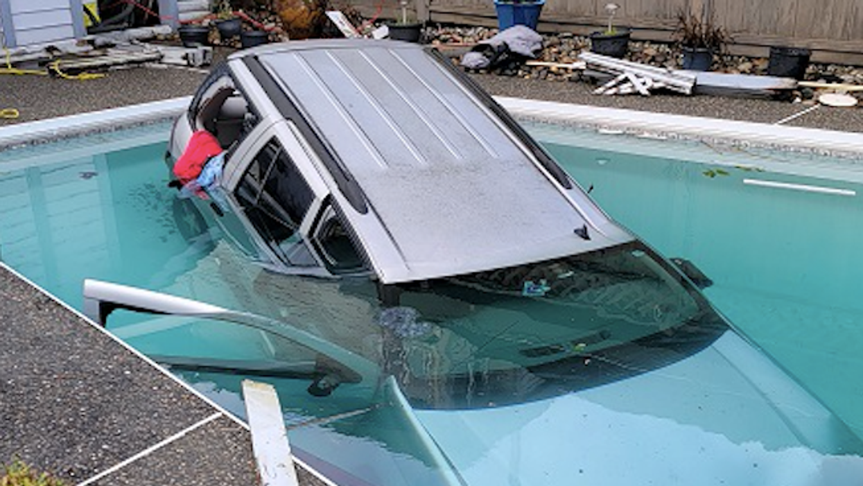 A Police Officer Jumped Into A Swimming Pool To Save 2 Seniors Stuck In Their Vehicle