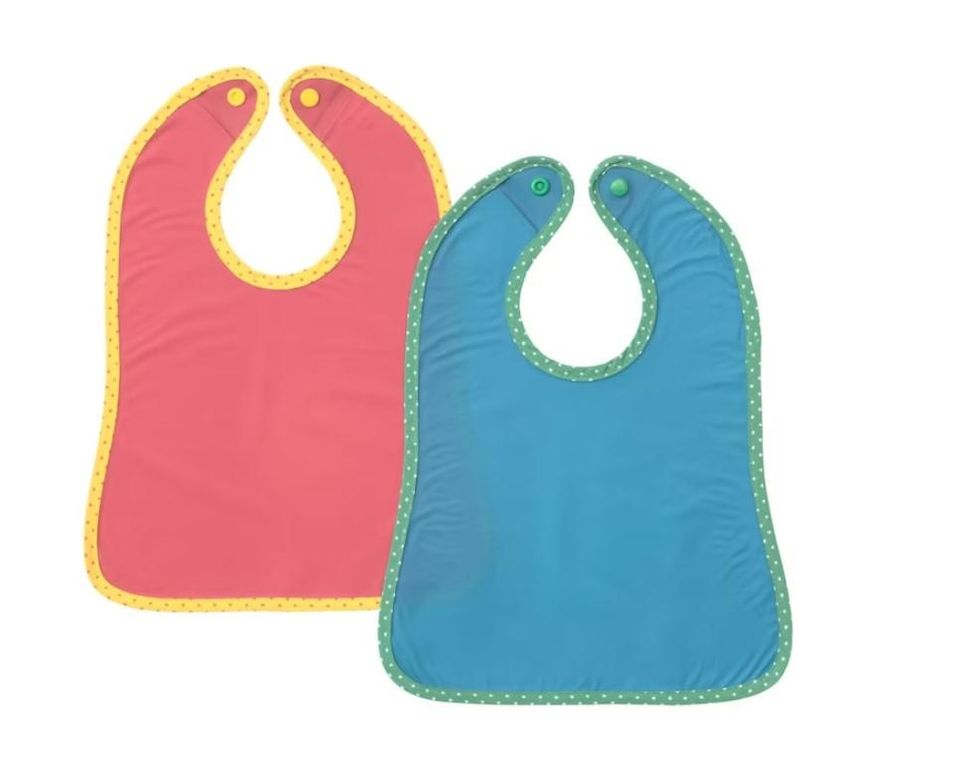 A red and a blue MATVR\u00c5 bib.