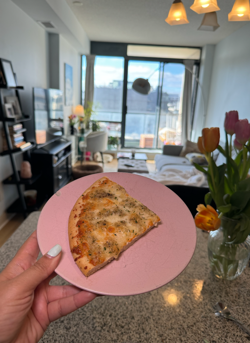 A slice of garlic fingers on a plate.