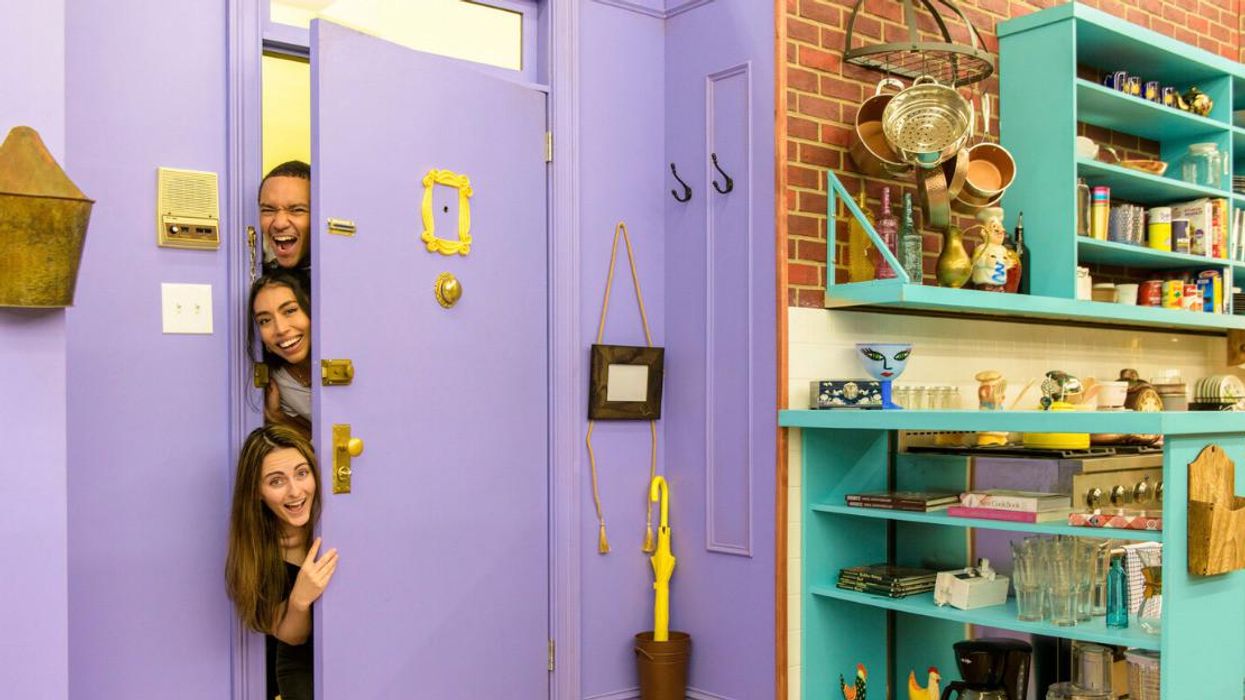 A Toronto 'Friends' Experience Is Opening In 2022 & You Can Hang Out At Central Perk