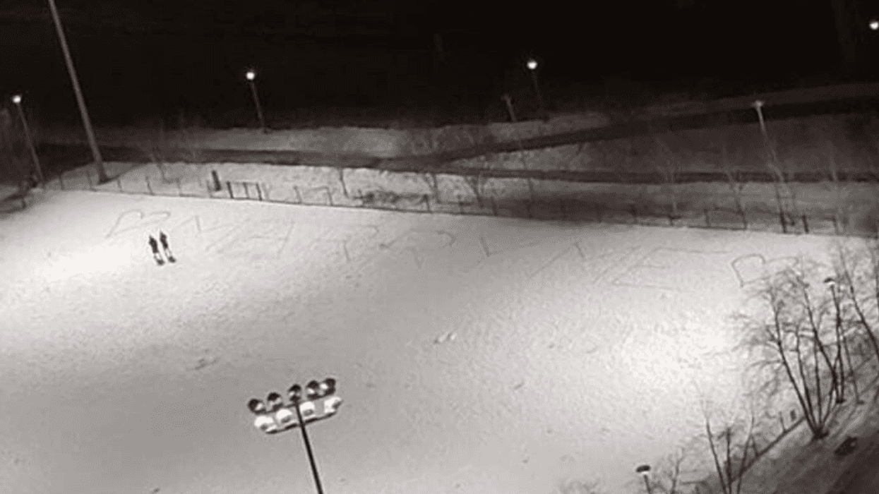 A Toronto Man Proposed To His GF In The Snow But A Huge Spelling Mistake Was Made