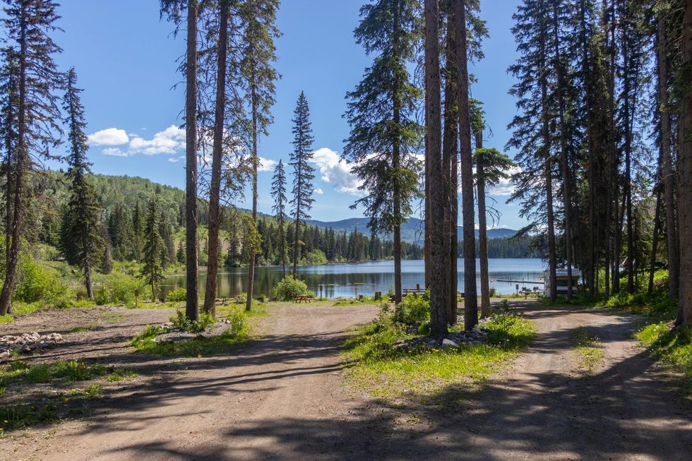 A view of the picnic tables by the lake on the resort.