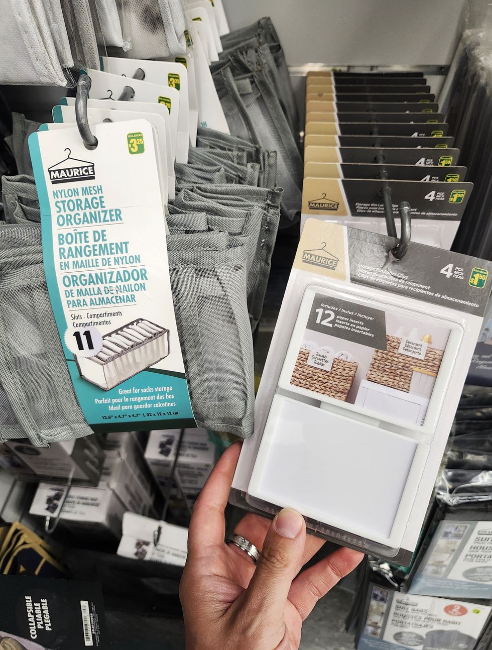 Accessoires de rangement dans un magasin.