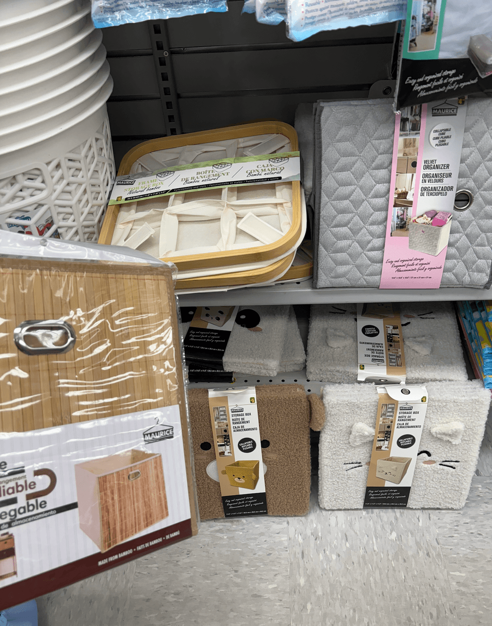 Accessoires de rangement pliable sur les tablettes du Dollarama.