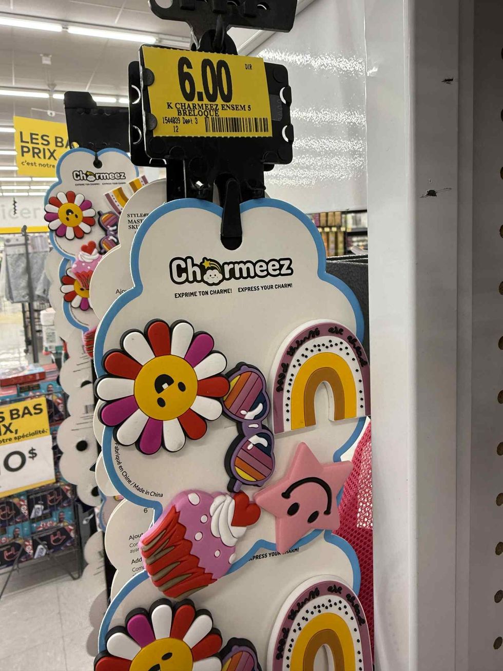 Accessoires ludiques pour souliers de type Crocs en vente chez Tigre G\u00e9ant pour 6$.