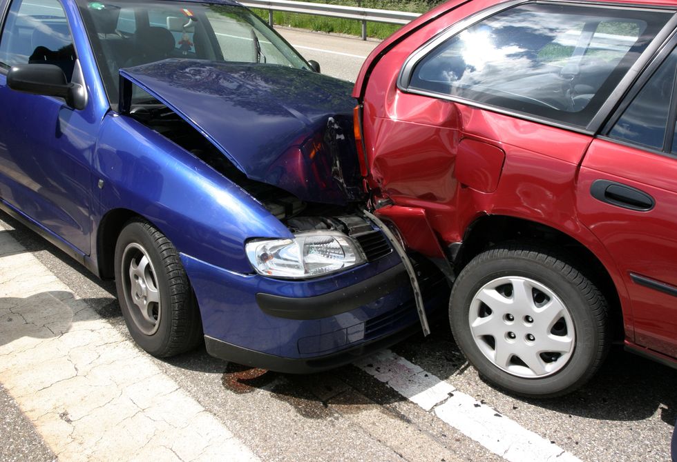 Accident de voiture entre deux voitures bleues et rouges.