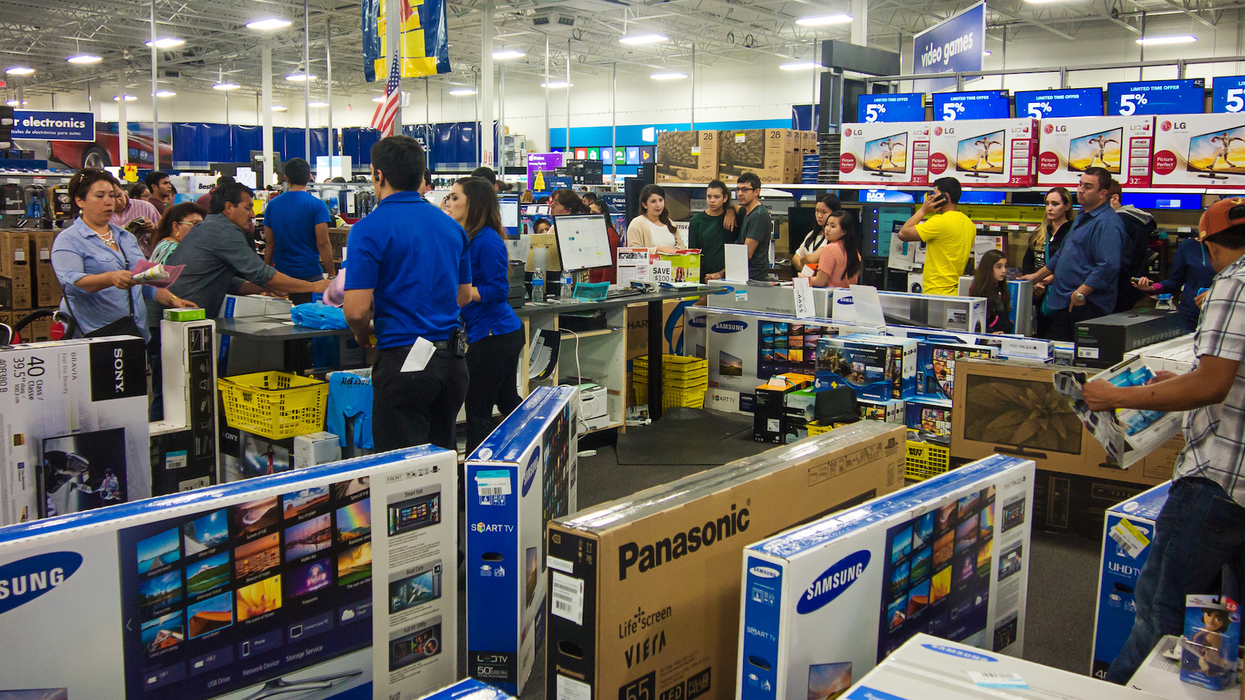 Achalandage important dans un magasin Best Buy.