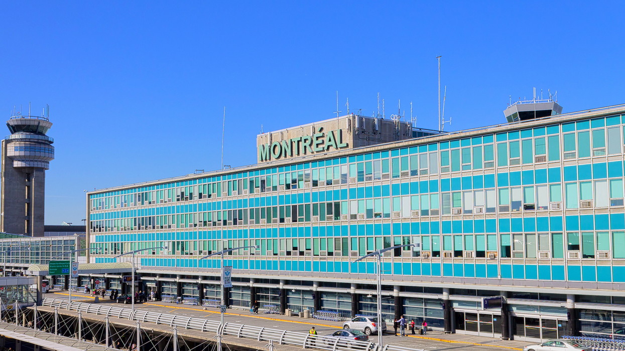 Aéroport de Montréal sous un ciel bleu.
