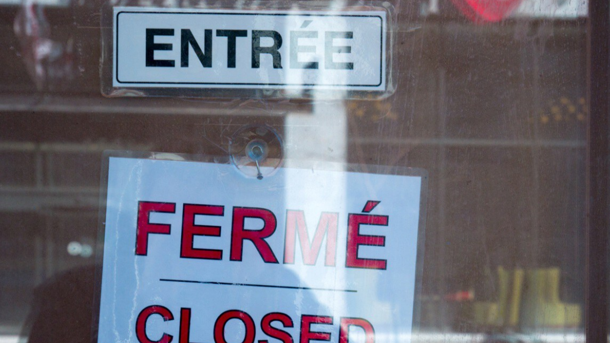 Affiche « fermé » dans une porte de commerce.