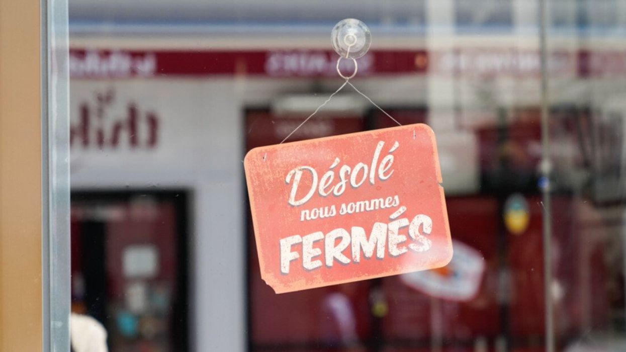 Affiche orange avec la mention Désolé nous sommes fermés sur une porte.