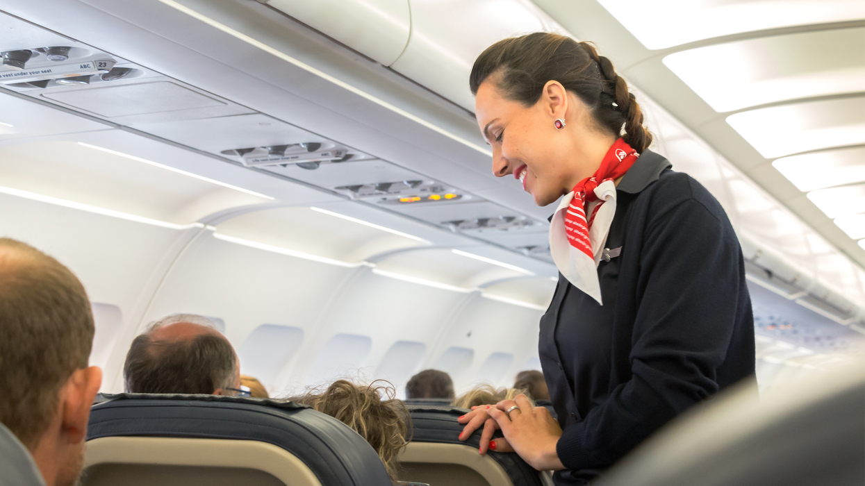 Agente de bord en avion.