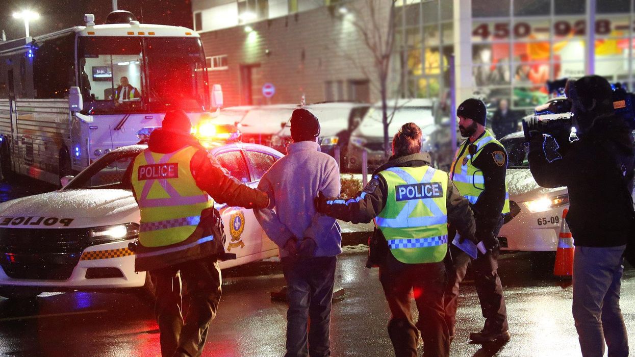Agents de la Sûreté du Québec procédant à un arrestation.