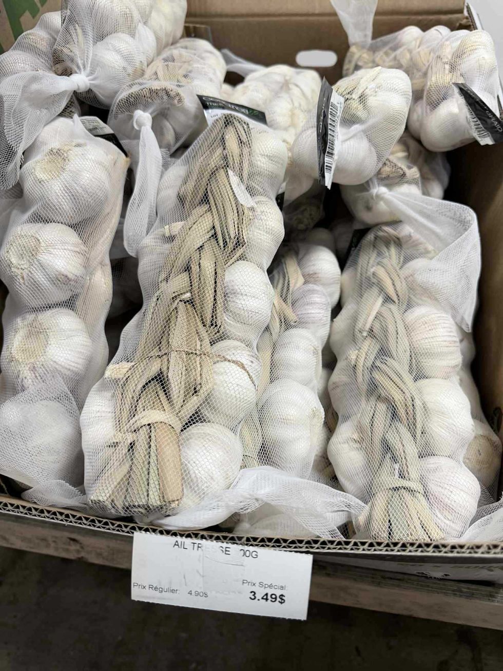 Ail en tresse du Qu\u00e9bec en vente pour 3,49 $ au Supermarch\u00e9 SavePlus.