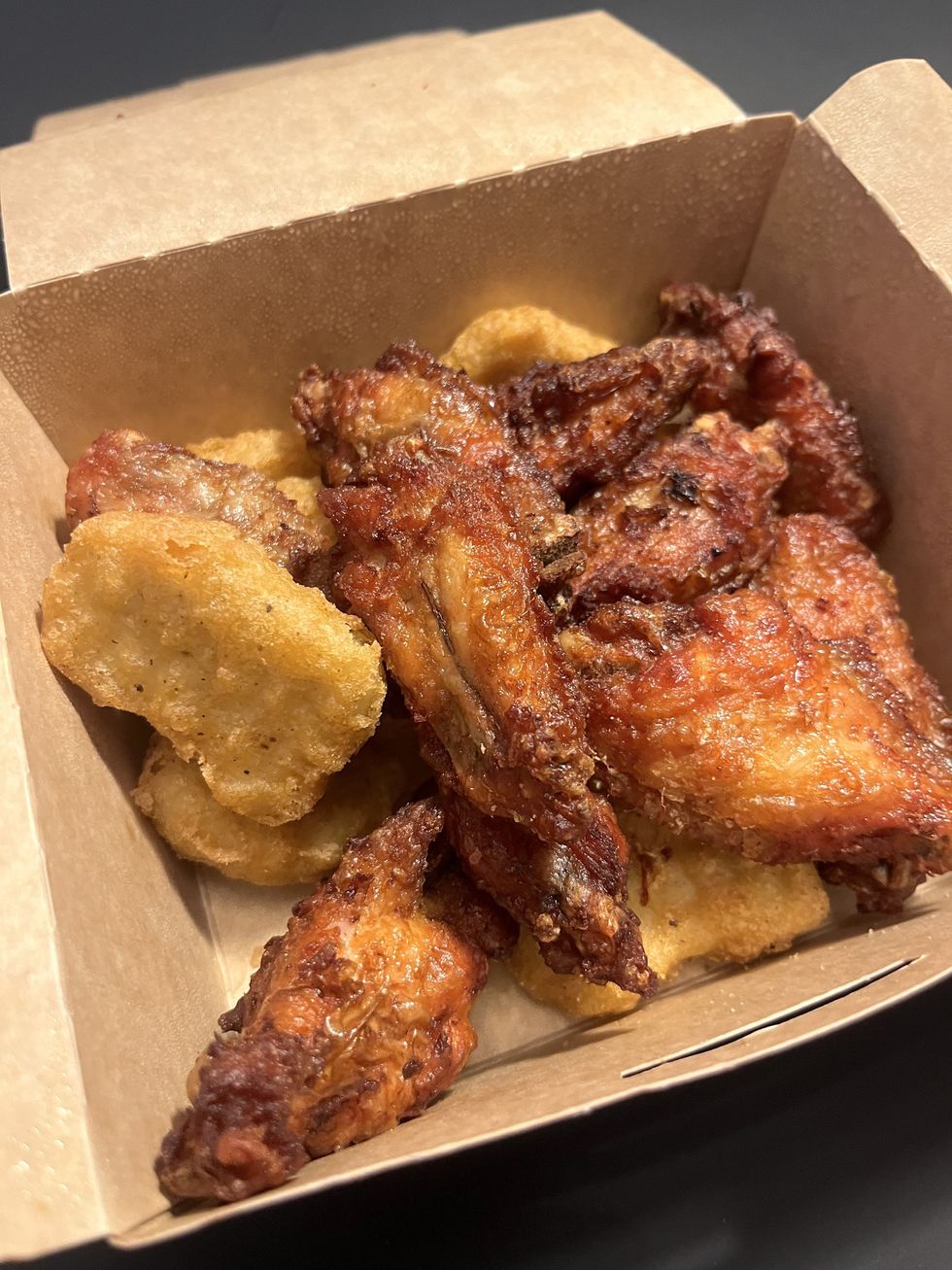 Ailes de poulet et croquettes de poulet du McDonald's.