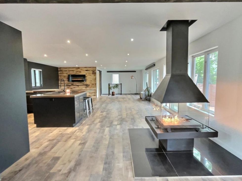 Aire ouverte et foyer.