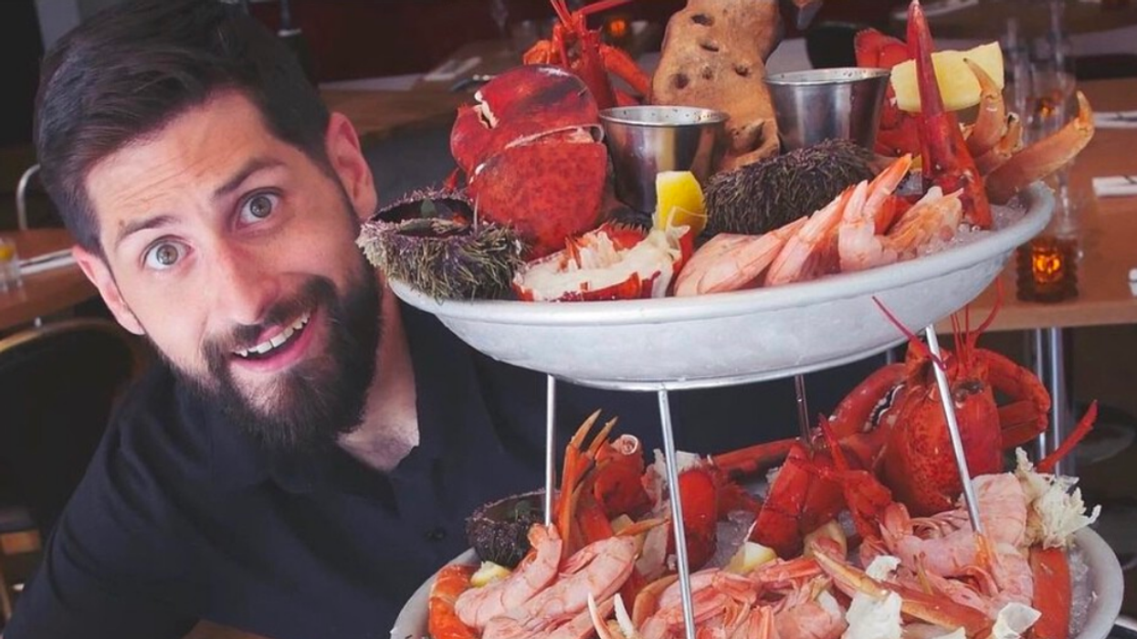 Alex et une tour fruits de mer.