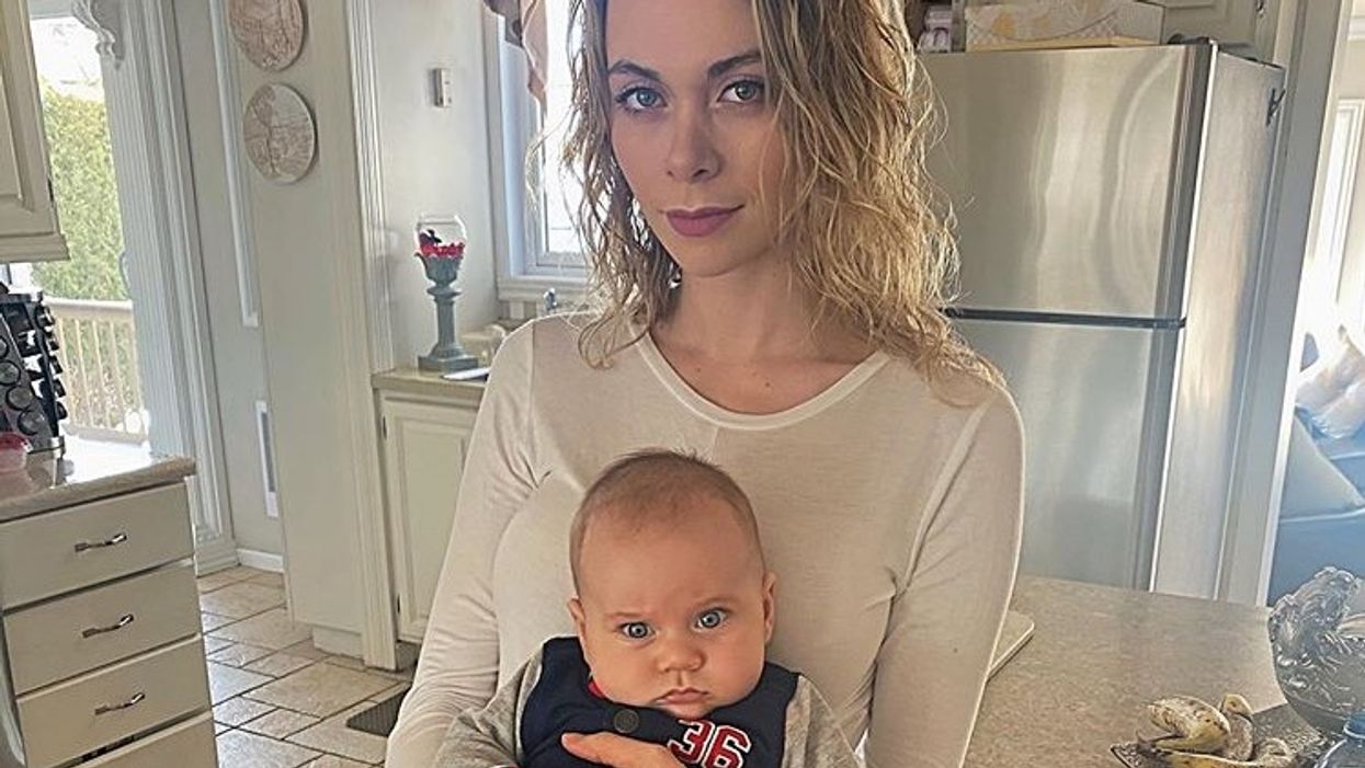 Alexandra G. d'Occupation double est enceinte et l'annonce de manière adorable