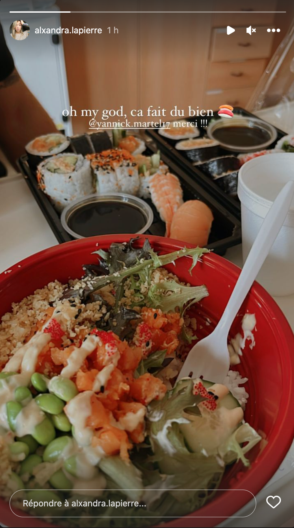 Alexandra Lapierre partage une assiette de sushis.