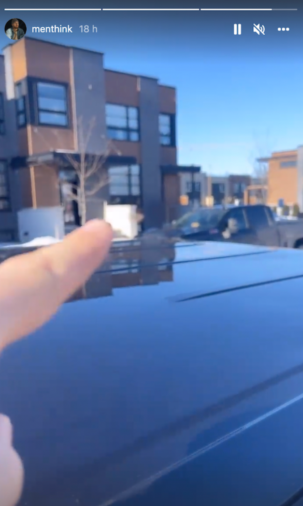 Alexandre Mentink montre la maison de sa m\u00e8re.