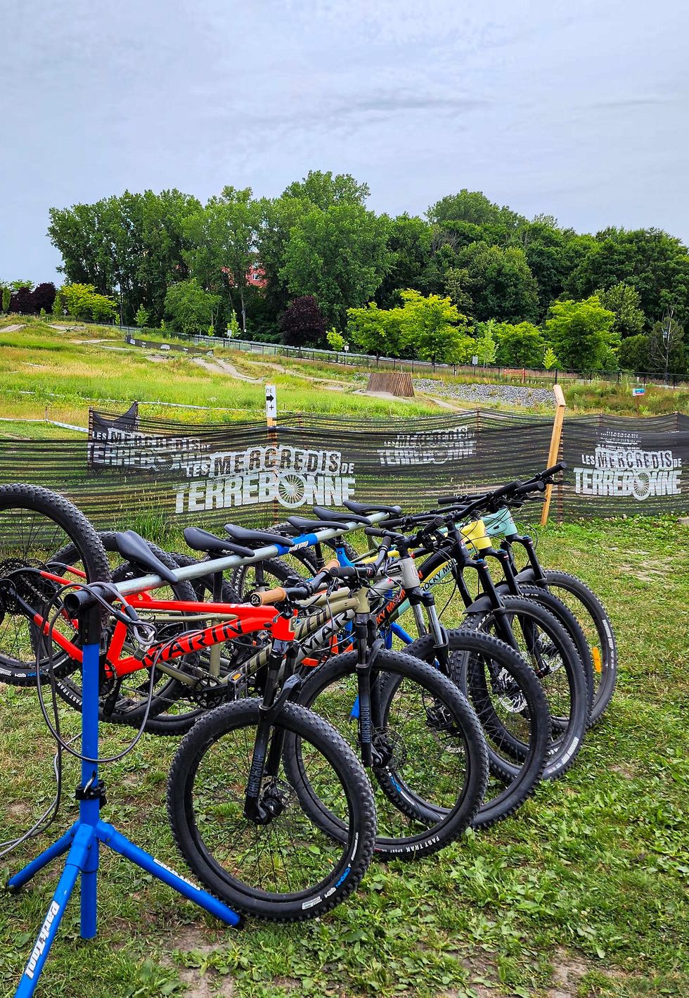Alignement de v\u00e9los de montagne pr\u00eats pour une sortie sur le parcours de Terrebonne.
