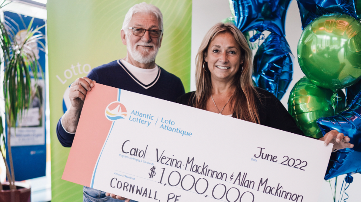 Allan MacKinnon and Carol Vezina-MacKinnon holding a cheque.