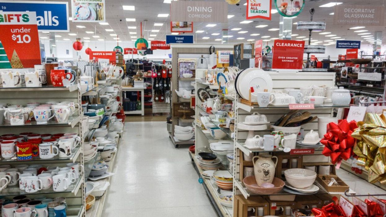Allées d'un magasin avec assiettes, tasses et décorations de Noël.